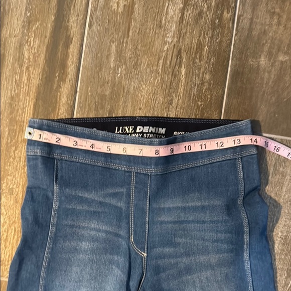 Luxe Denim Skimmer Jeans with Stretch - Picture 4 of 10